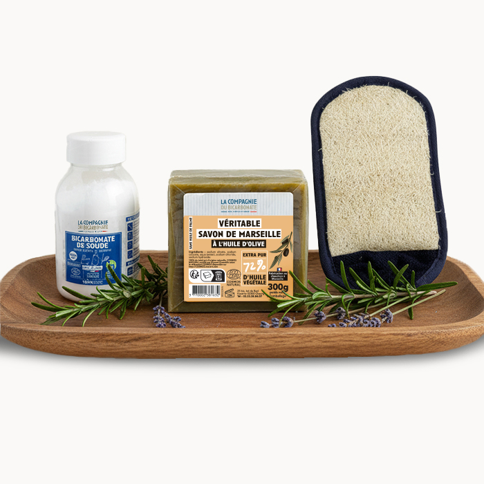 Coffret tout doux composé d'un flacon de bicarbonate de soude extra-fin alimentaire de 200g, un savon de Marseille de 300g et un gant loofah
