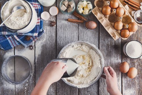 Une personne qui fait de la pâtisserie avec du bicarbonate de soude