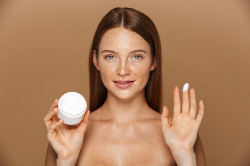 Femme qui utilise du bicarbonate de soude pour ses soins du visage