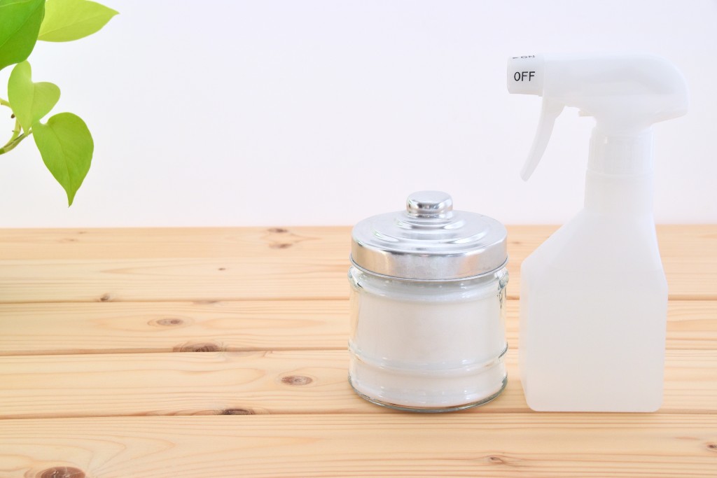 Du bicarbonate en poudre et un spray au bicarbonate