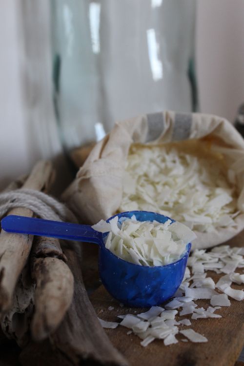 Une cuillère doseuse de copeaux de savon de Marseille