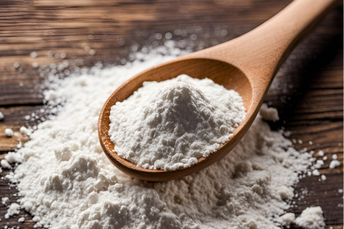 cuillère à soupe en bois remplie de cristaux de soude