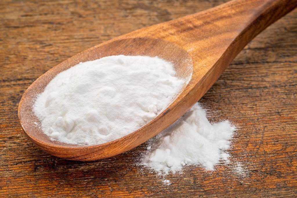 Une cuillère de bicarbonate de soude pleine