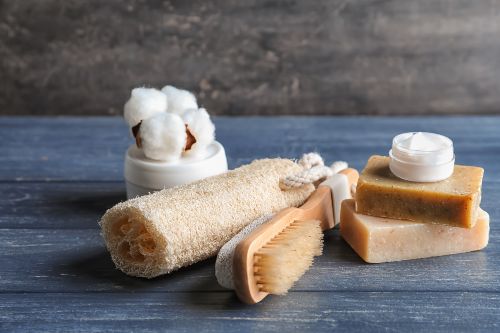 Produits écologiques qui entourent un loofah