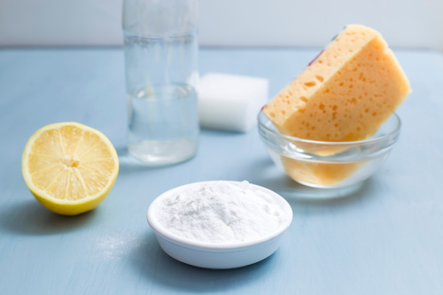 Une éponge et du bicarbonate de soude