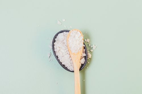 Cuillère et bol de nigaris