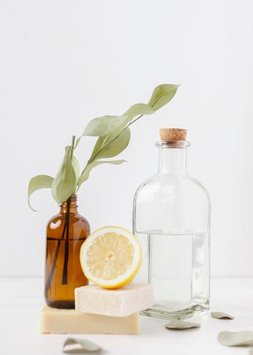 Bouteille de vinaigre blanc accompagnée d’autres produits ménagers